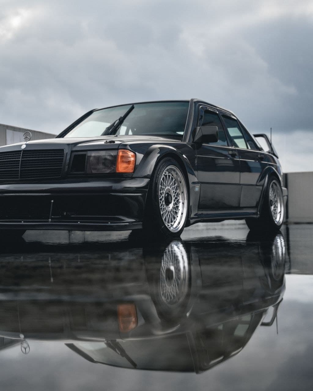 Mercedes-Benz W201 190E — Odbicie sylwetki w tafli wody