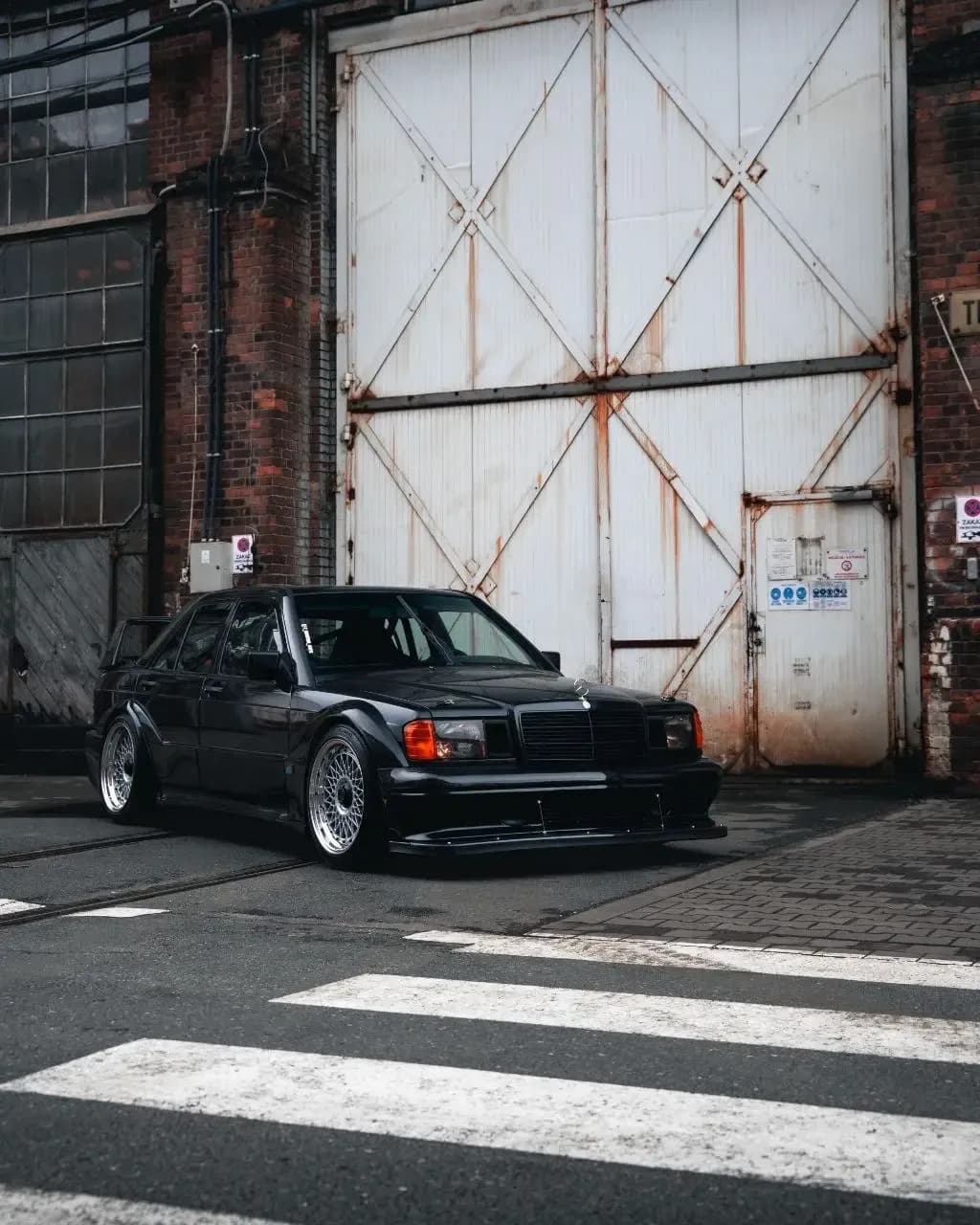 Mercedes-Benz 190E W201 EVO — Sesja plenerowa na tle bram przemysłowych