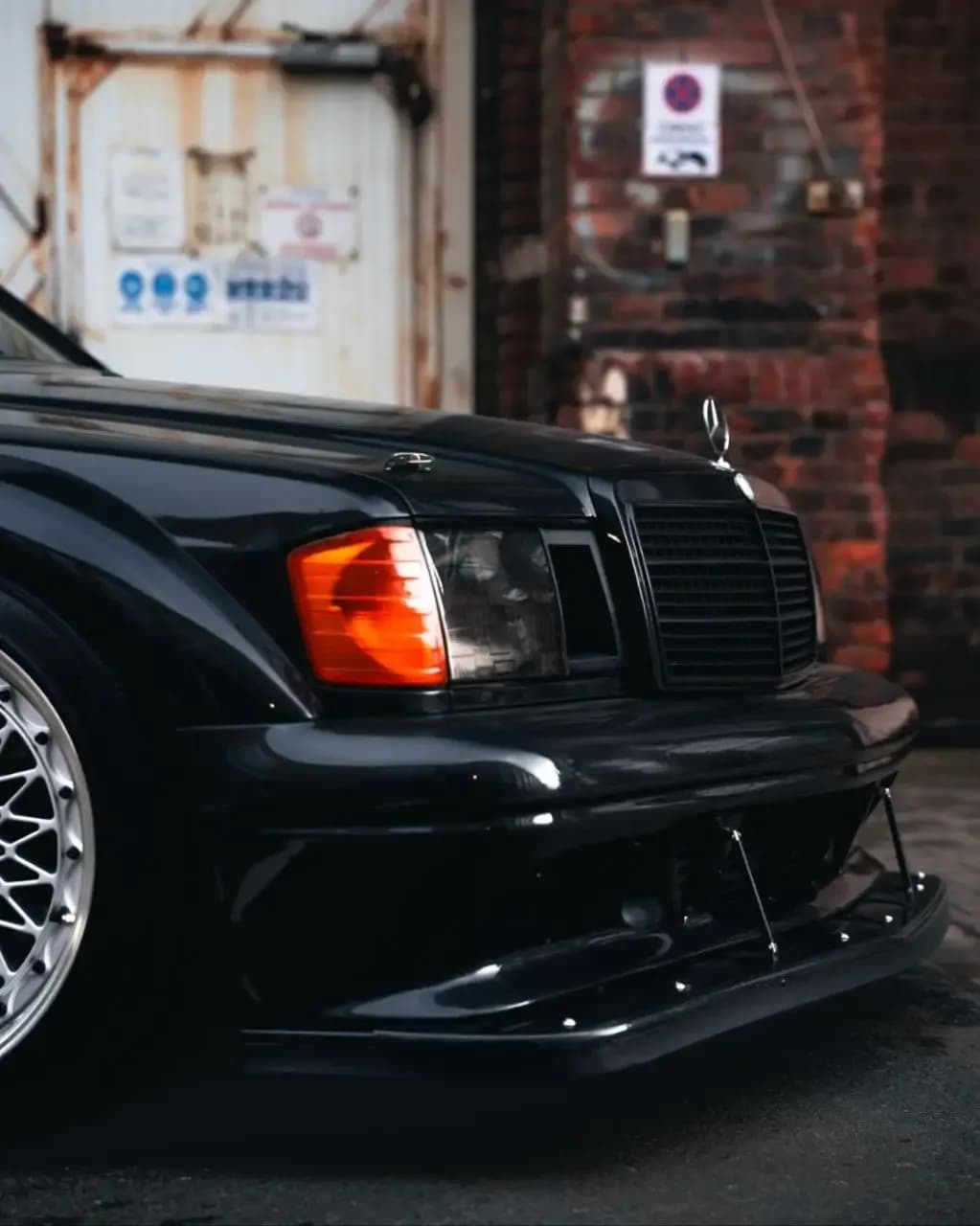 Mercedes-Benz W201 EVO — Agresywny splitter i przód pojazdu