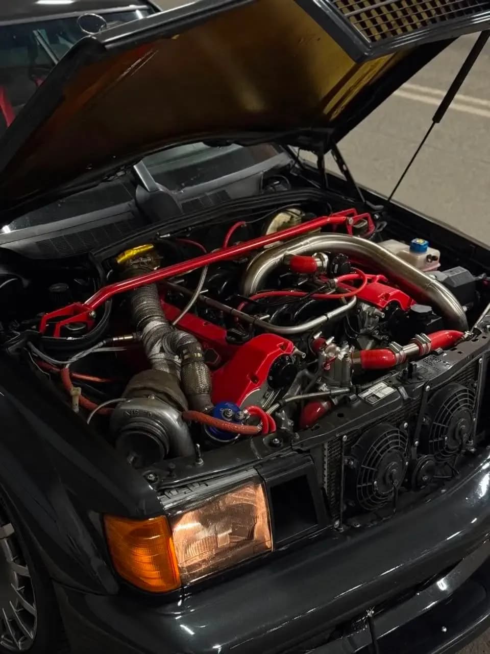 Swap silnika V8 do klasycznego Mercedesa — komora silnika i wiązki